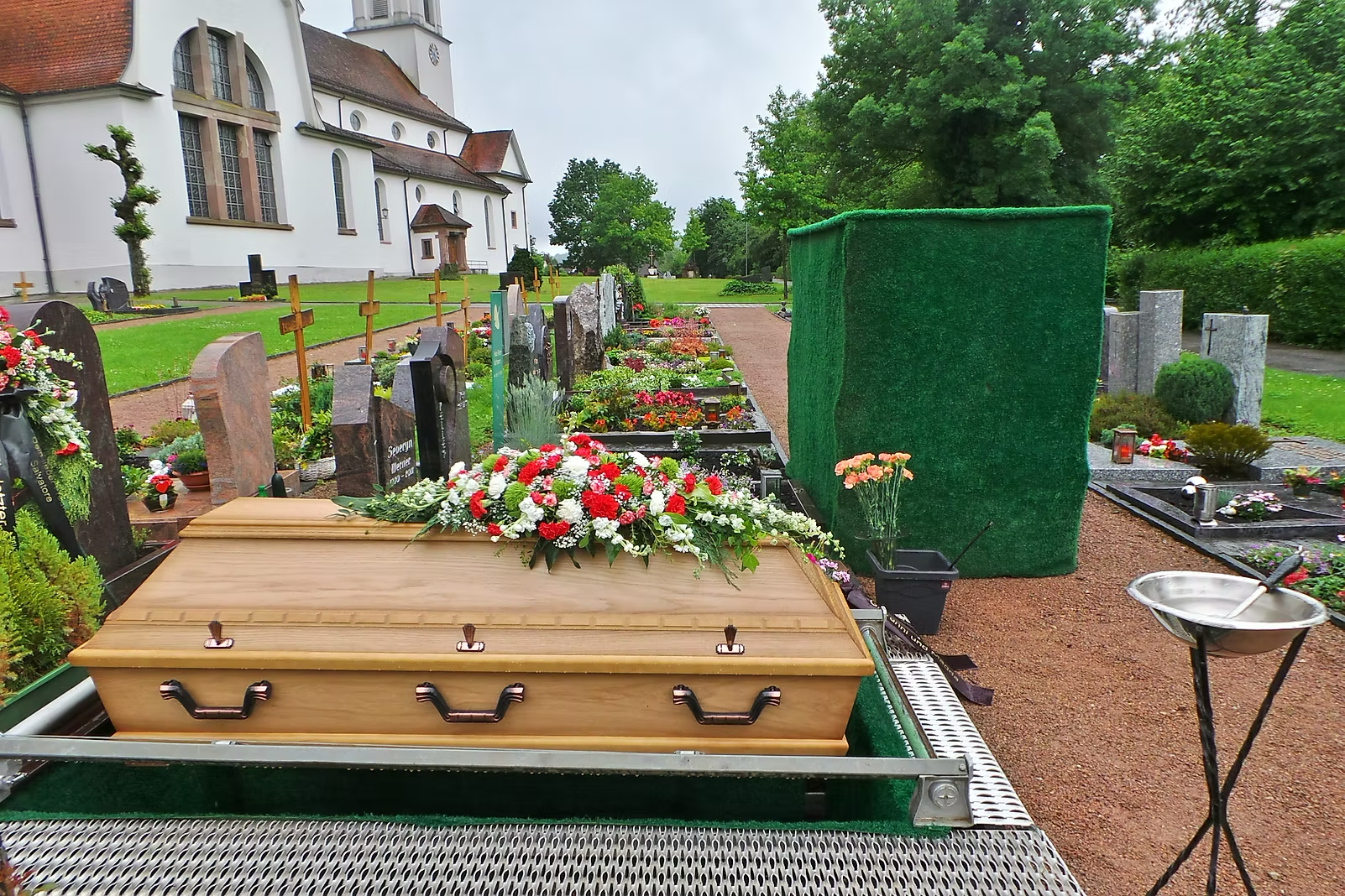 Traditionelle Erdbestattung auf einem Friedhof in Wehr