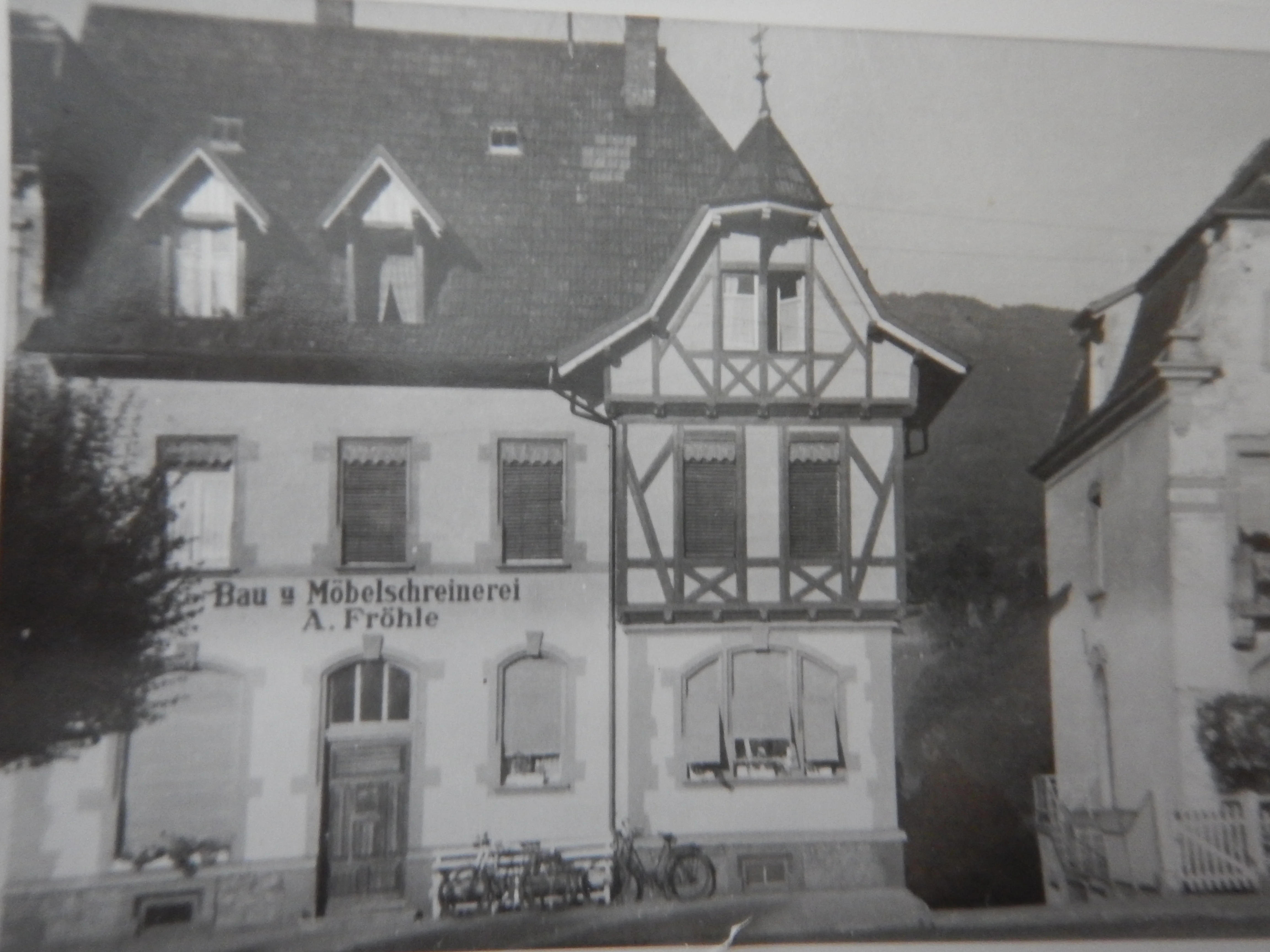 Historische Aufnahme: Bau- und Möbelschreinerei A. Fröhle am Bahnhofsplatz in Wehr, Fachwerkhaus mit Geschäftsschild